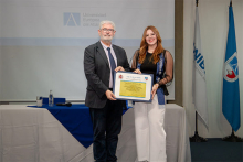 Entrega de títulos en Costa Rica